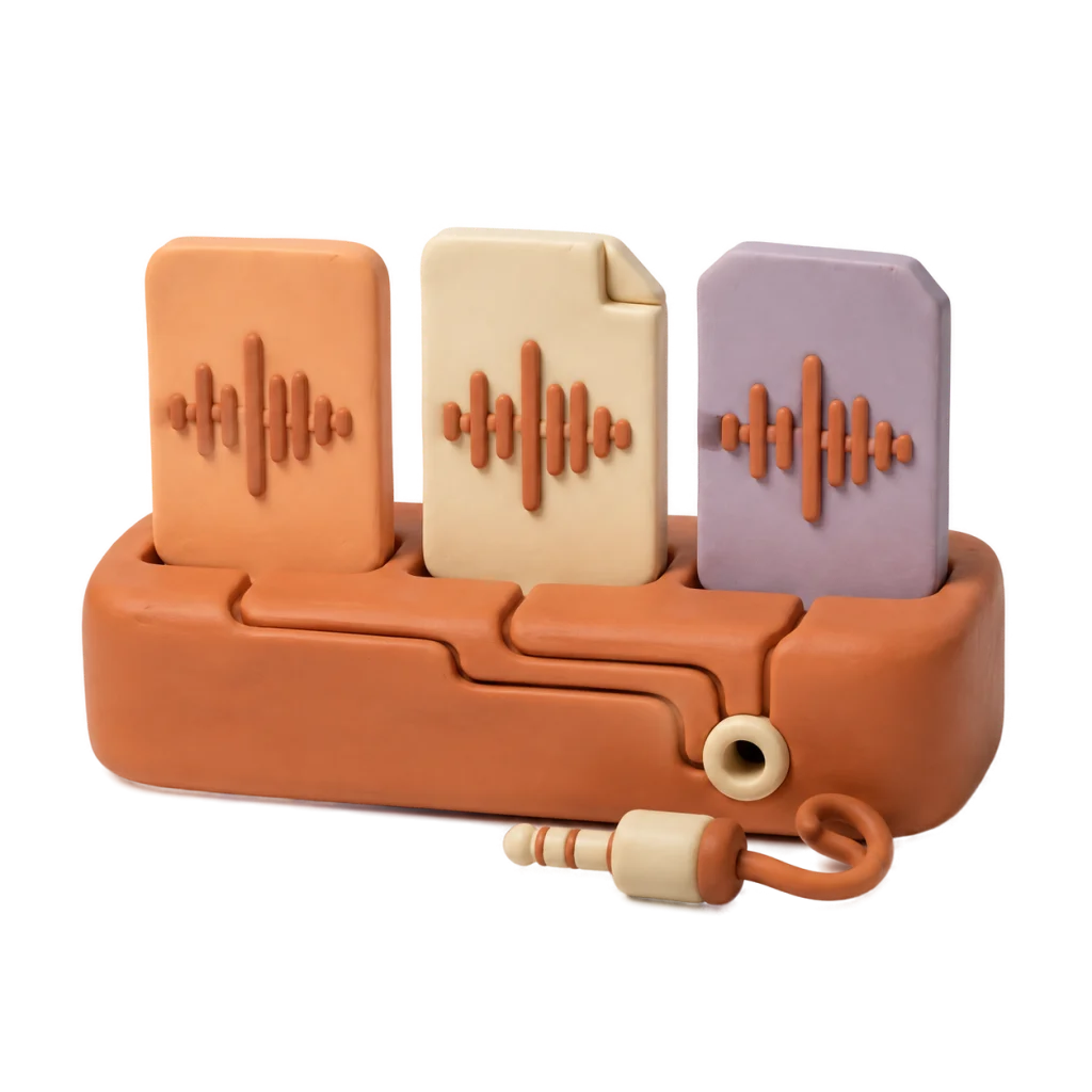 Audio-Dateikarten auf passendem Adapter als handgeformte Clay-Miniatur